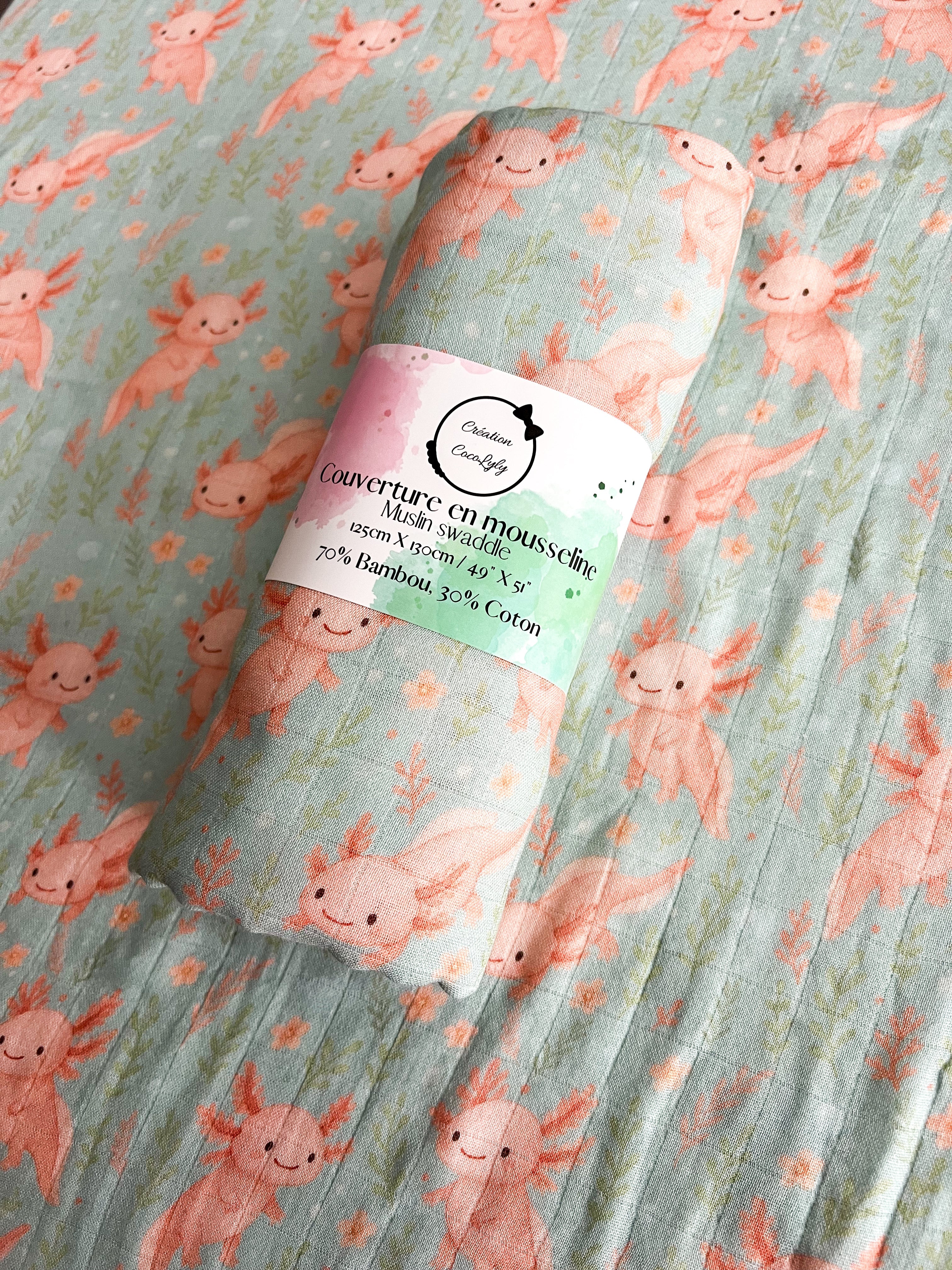 Grande mousseline de bambou avec motif axolotl rose Axolove pour bébé