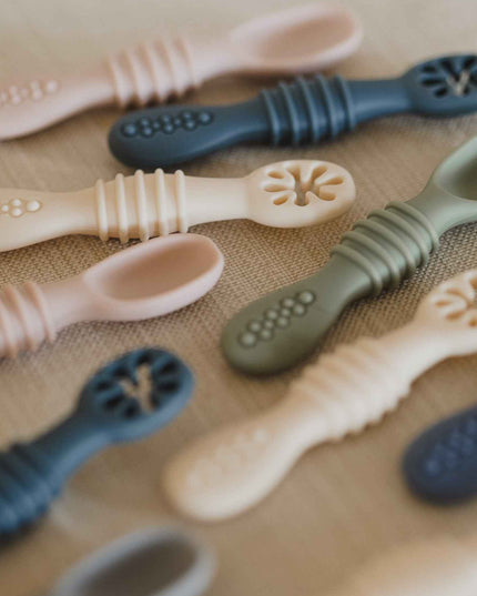 Les cuillères d'apprentissage en silicone